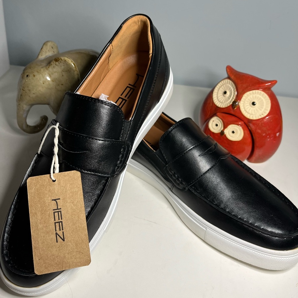 NWT Men’s HEEZ Men's Loafers Size 9
